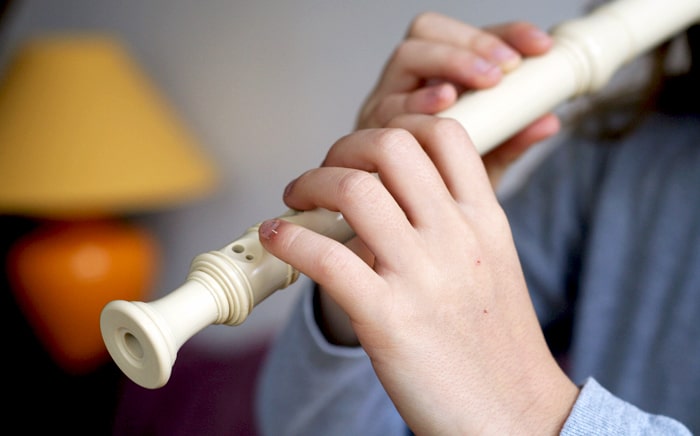 Mãos de uma criança tocando flauta_destaque_texto01_número6_RBEB-redimensionada