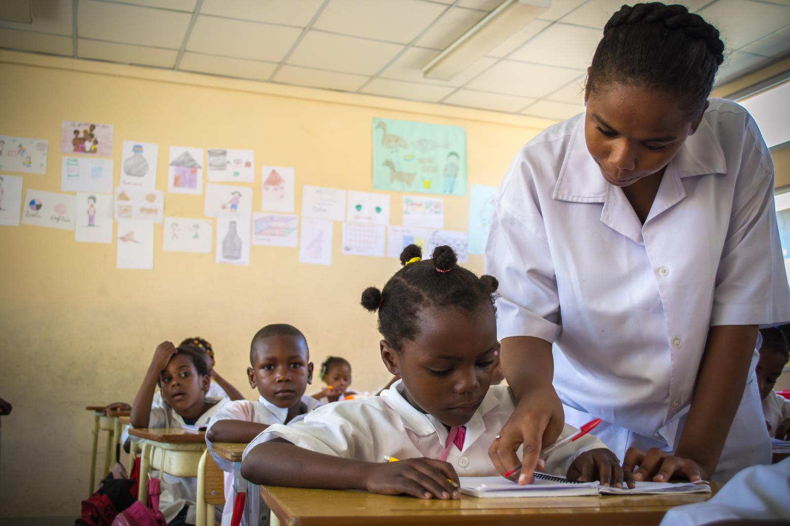 Mapeamento Discursivo Do Colonialismo E As Condições De Trabalho Docente Na Educação Primária Em Angola