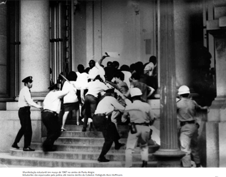 Brigada Militar reprimindo estudantes nas escadas da Catedral Metropolitana